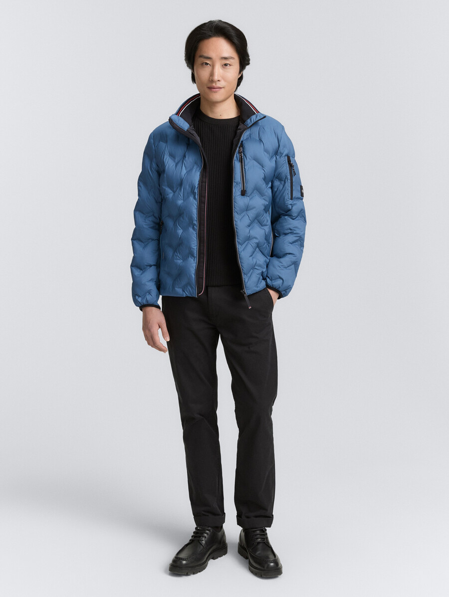 leichte hybrid-steppjacke mit verstaubarer kapuze