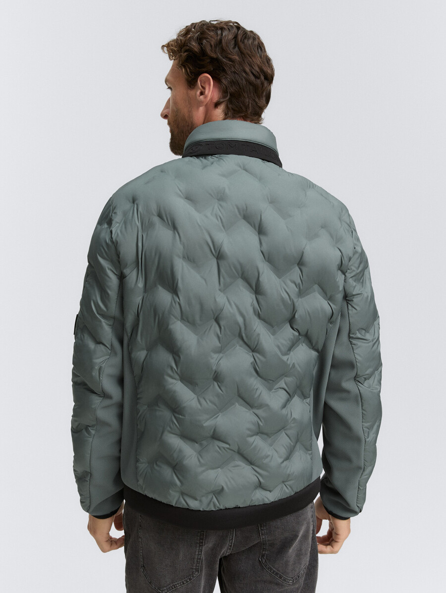hybrid-steppjacke mit verstaubarer kapuze