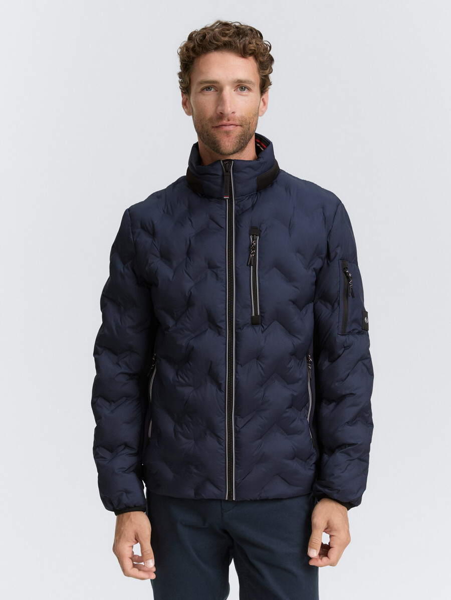 hybrid-steppjacke mit verstaubarer kapuze