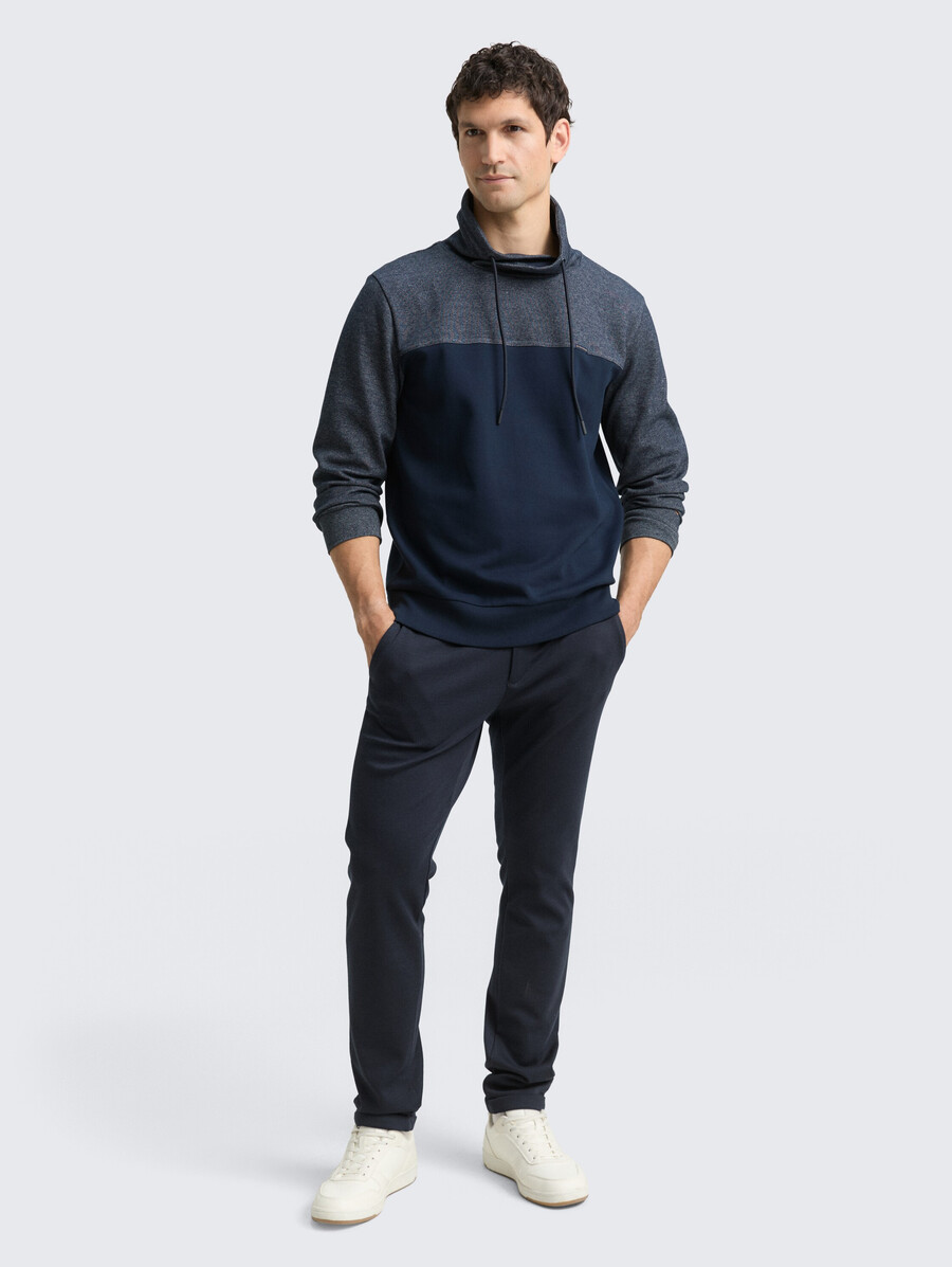schlauchschal mit strukturierter materialmischung
