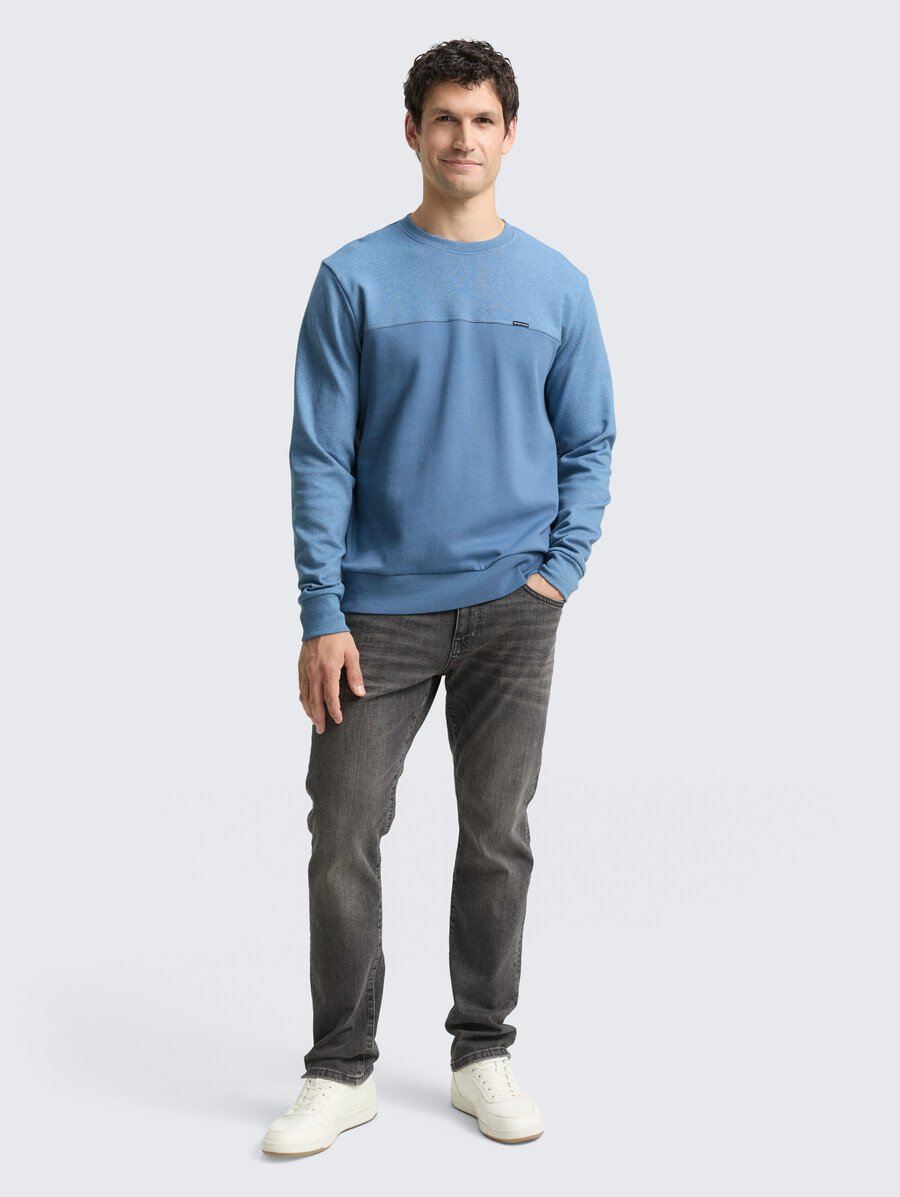 rundhals-sweatshirt mit strukturierter materialmischung