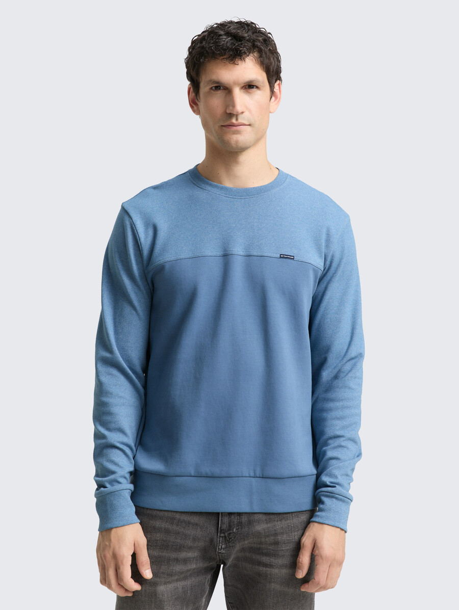 rundhals-sweatshirt mit strukturierter materialmischung