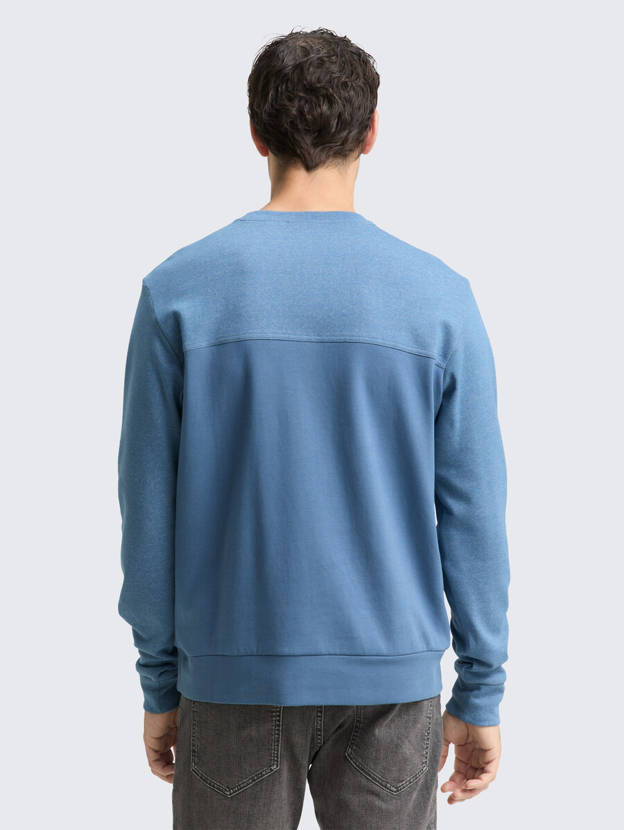 rundhals-sweatshirt mit strukturierter materialmischung