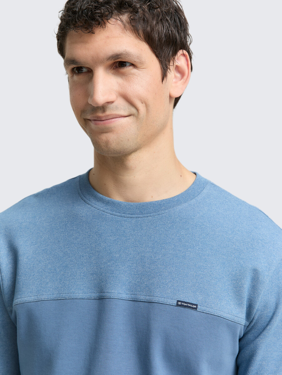 rundhals-sweatshirt mit strukturierter materialmischung
