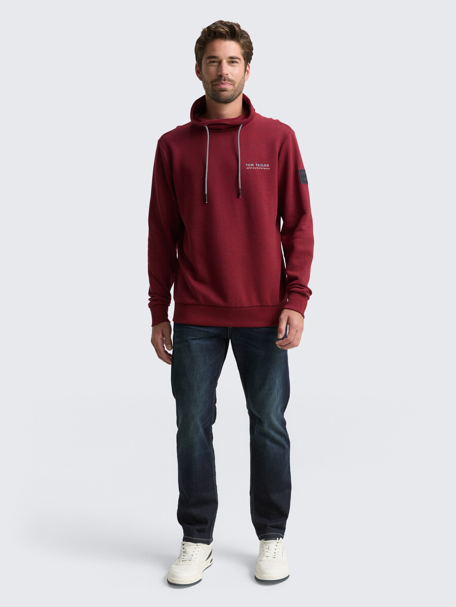 schlauchschal mit logodetails