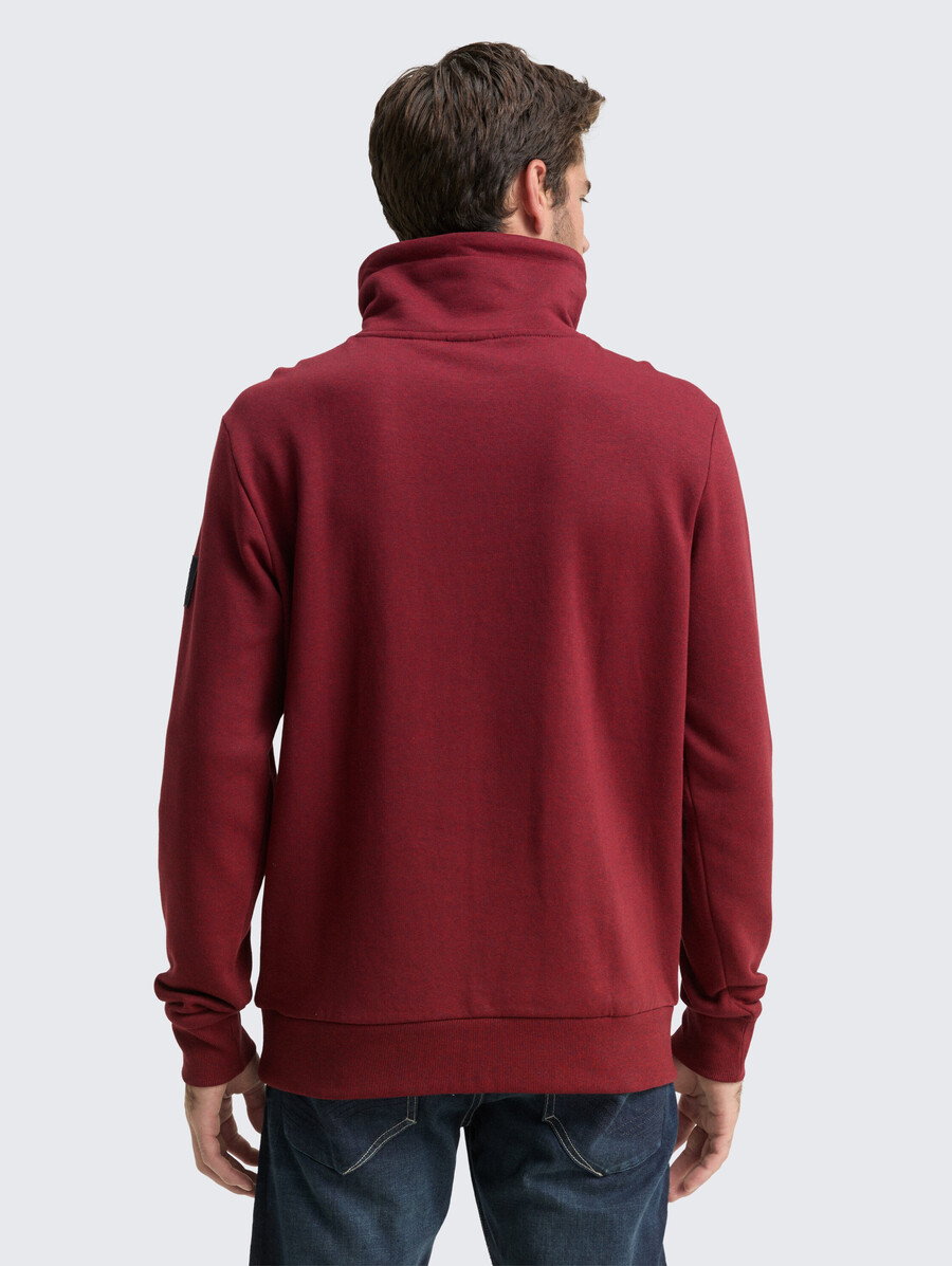 schlauchschal mit logodetails