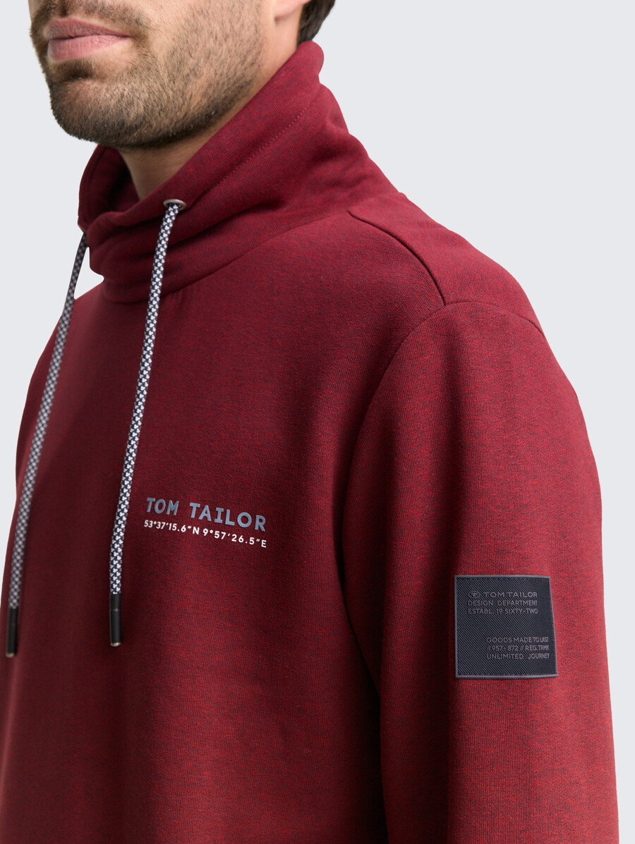 schlauchschal mit logodetails