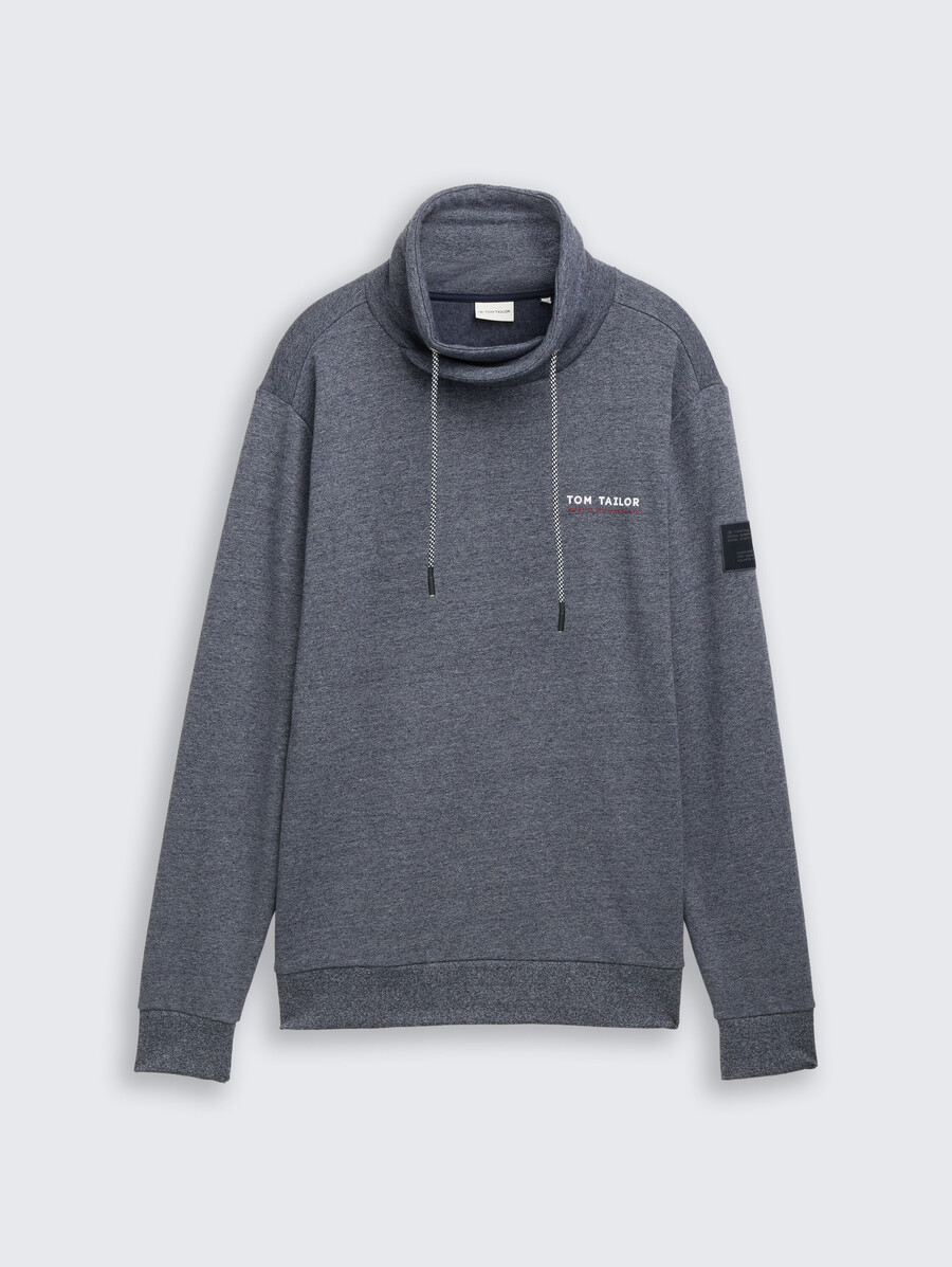 schlauchschal mit logodetails