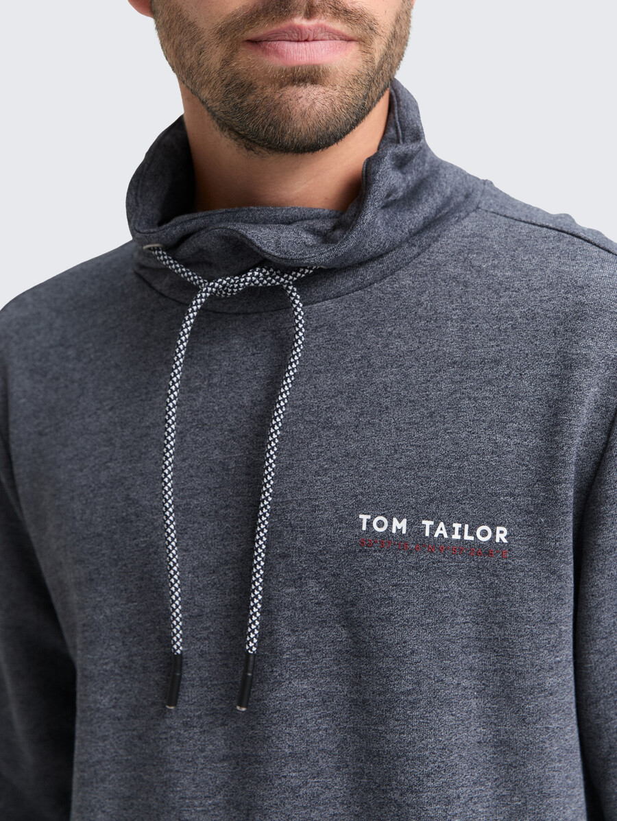 schlauchschal mit logodetails