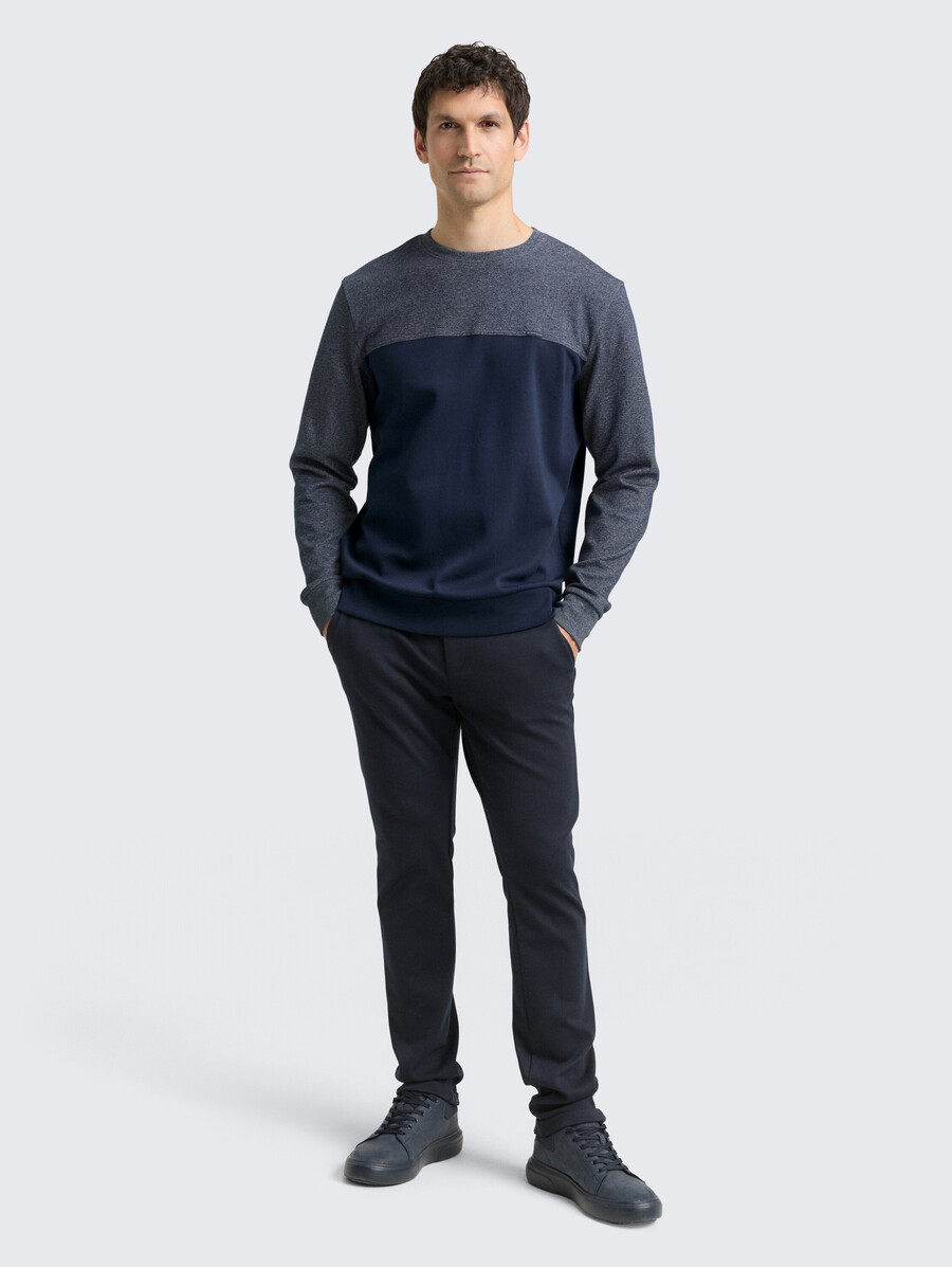 rundhals-sweatshirt mit strukturierter materialmischung