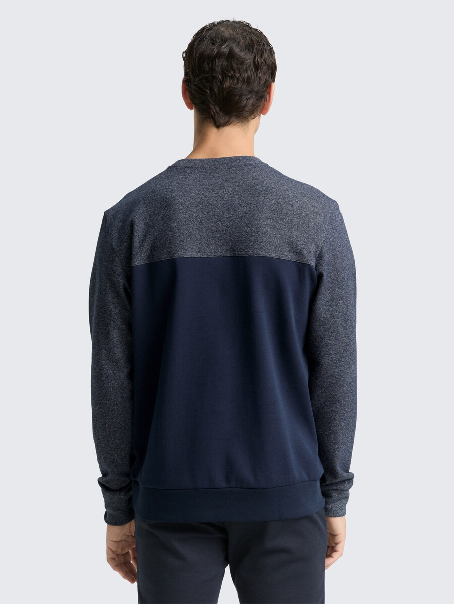 rundhals-sweatshirt mit strukturierter materialmischung
