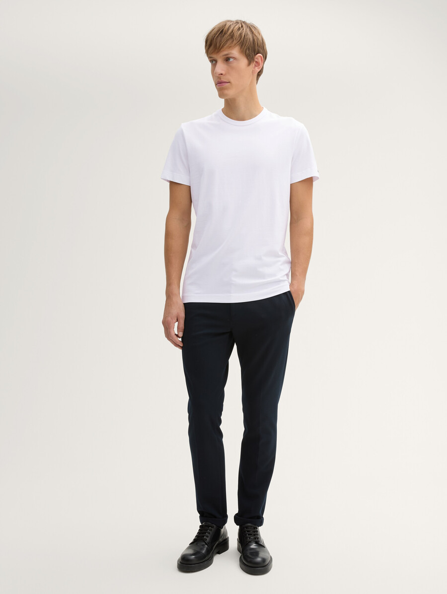 schmal geschnittenes t-shirt mit stretchanteil