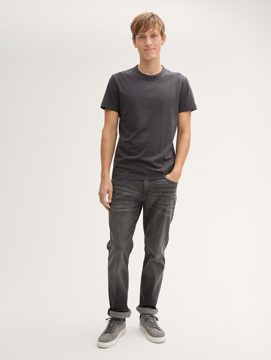 schmal geschnittenes t-shirt mit stretchanteil