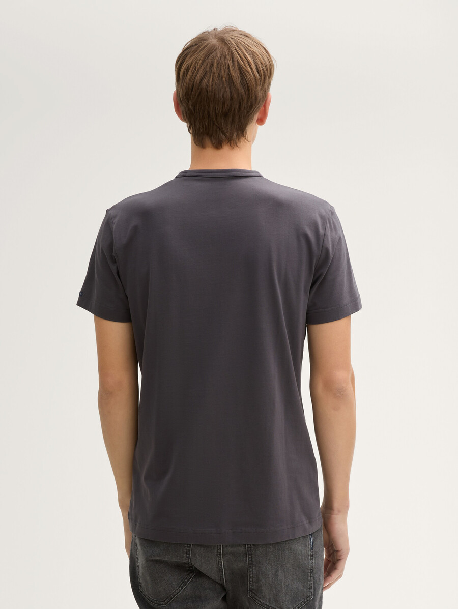 schmal geschnittenes t-shirt mit stretchanteil