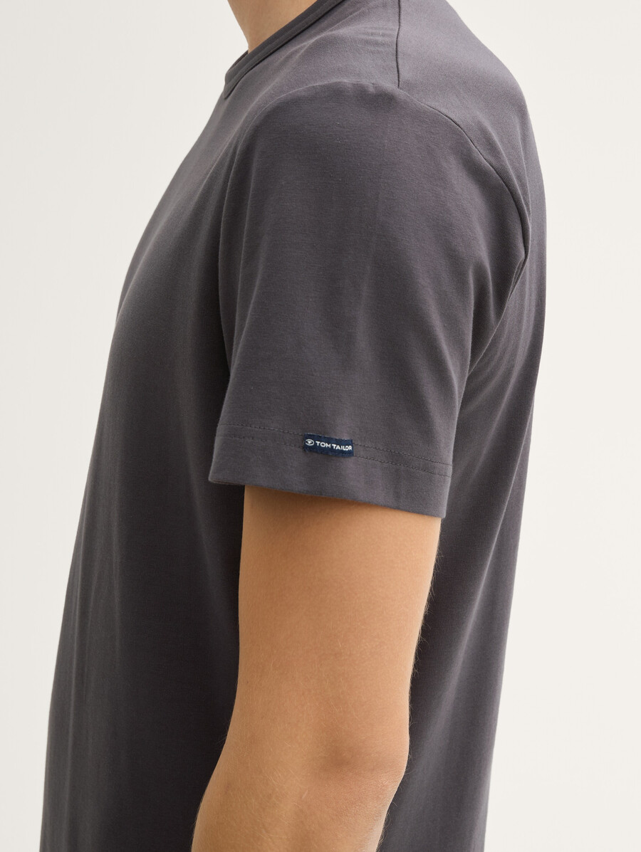 schmal geschnittenes t-shirt mit stretchanteil