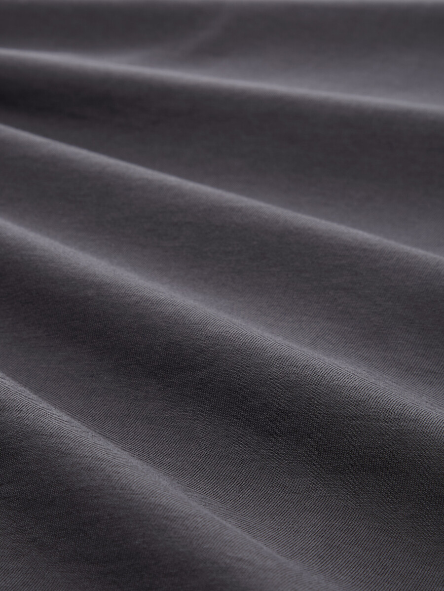 schmal geschnittenes t-shirt mit stretchanteil