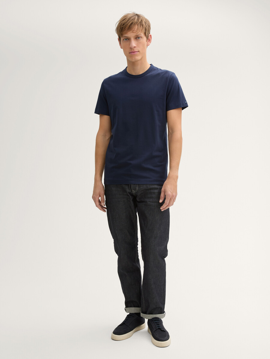 schmal geschnittenes t-shirt mit stretchanteil