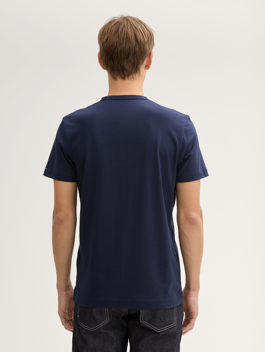 schmal geschnittenes t-shirt mit stretchanteil