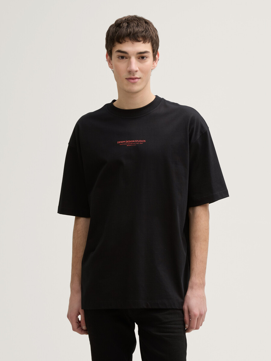 Übergroßes t-shirt mit rückendruck