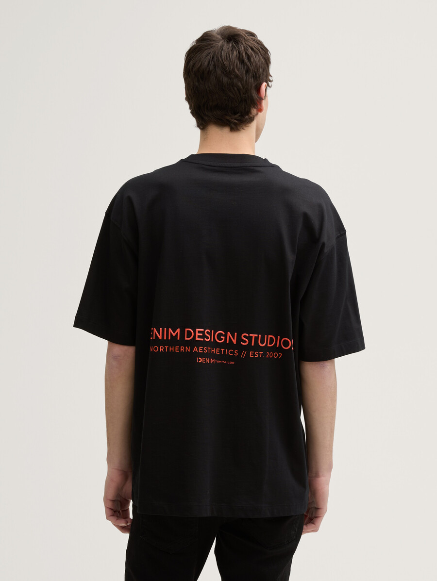 Übergroßes t-shirt mit rückendruck