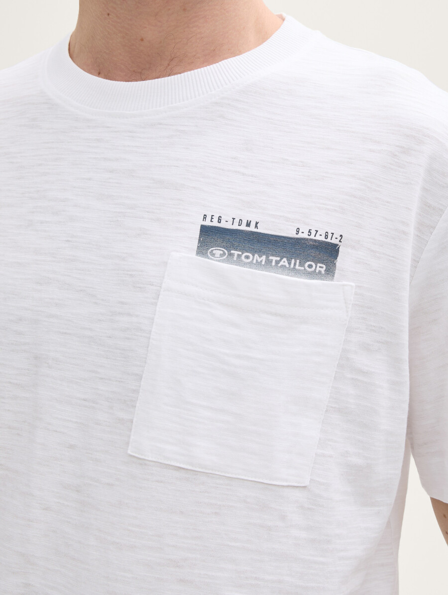 t-shirt mit brusttasche