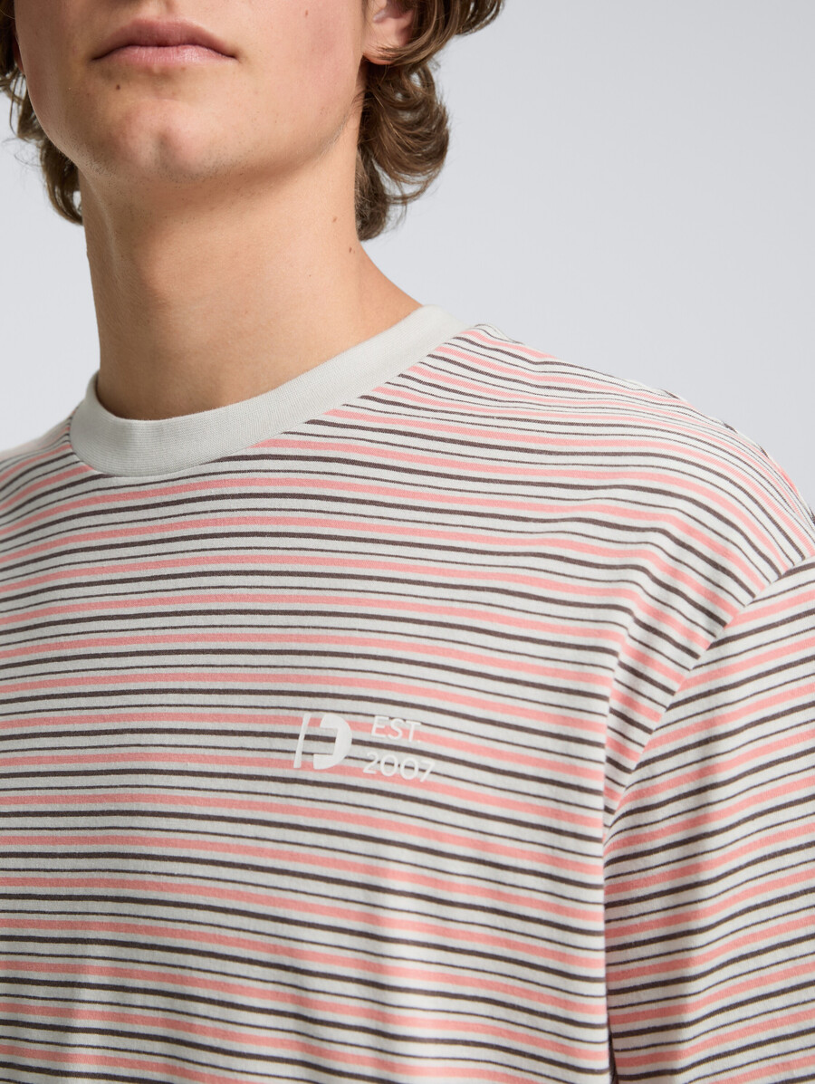 lässiges t-shirt mit streifenmuster
