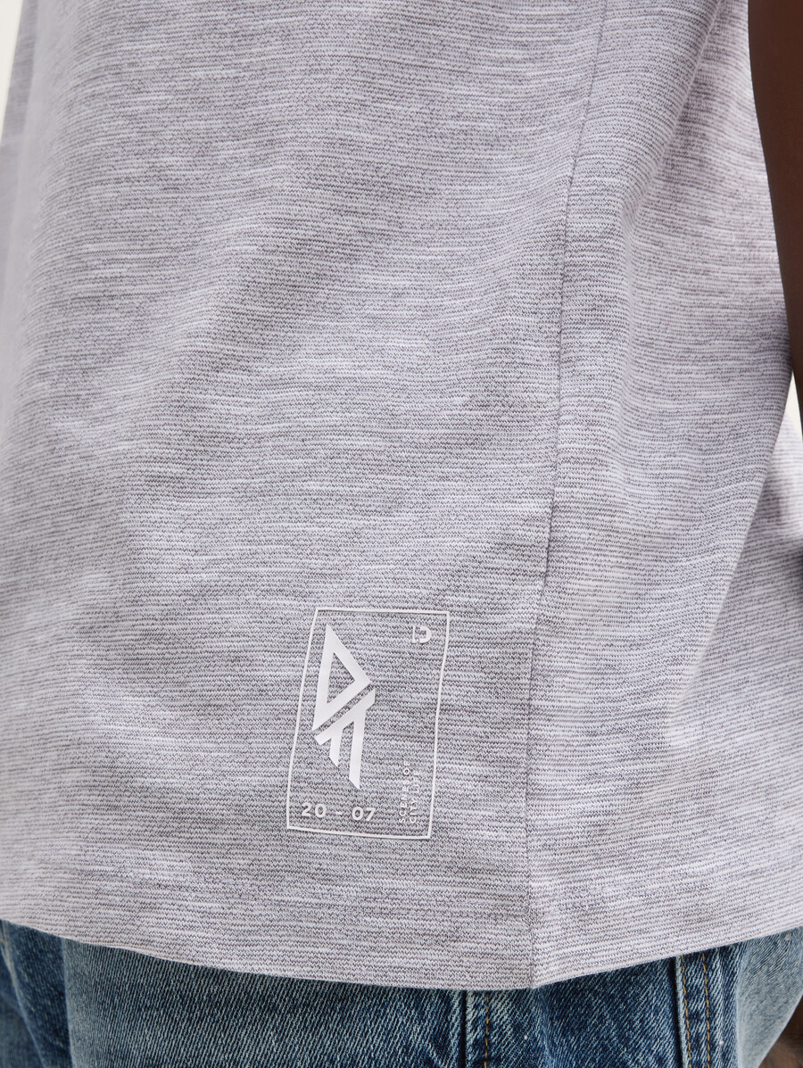 basic-t-shirt im melange-look