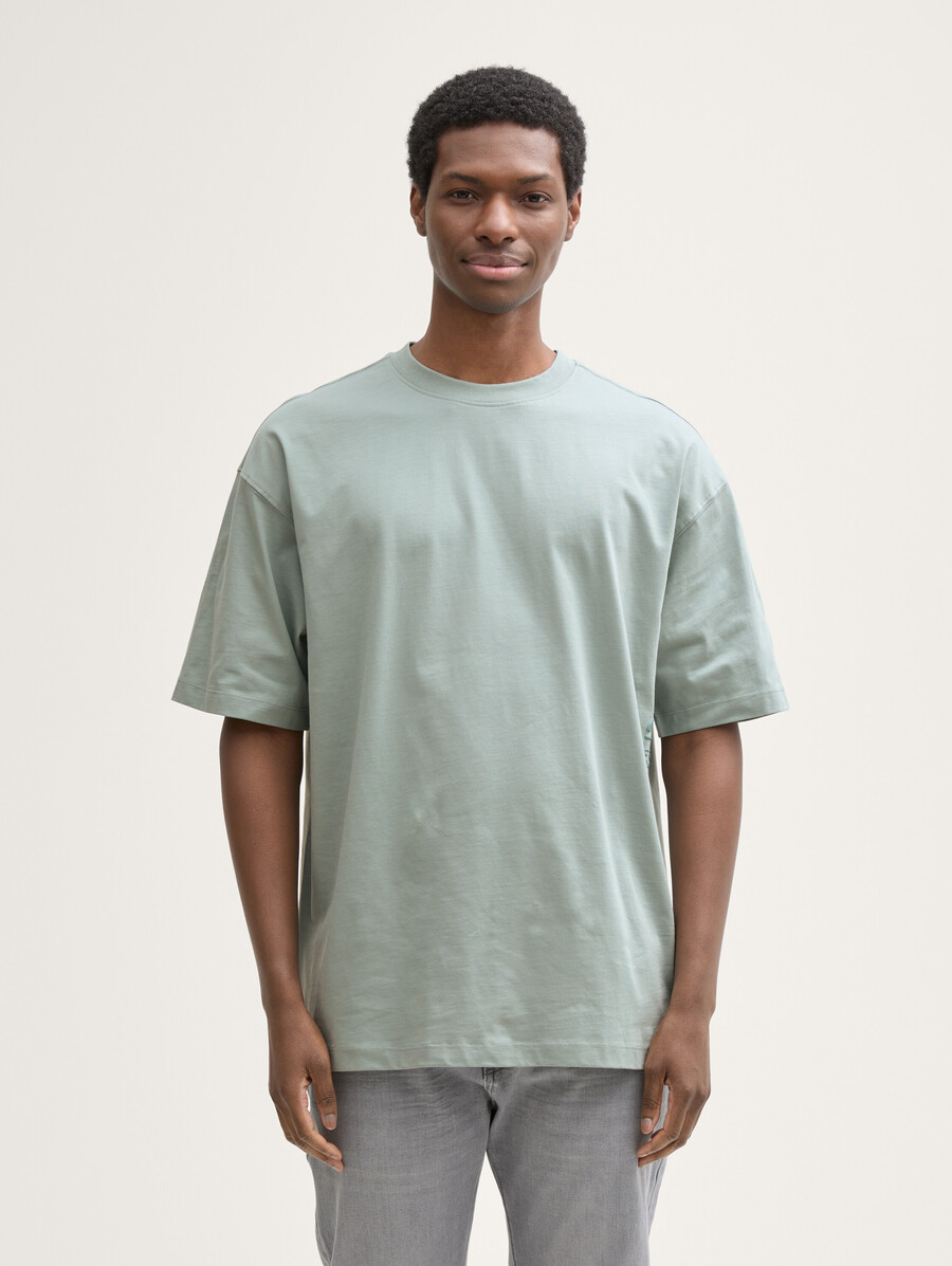 Übergroßes t-shirt mit rückendruck