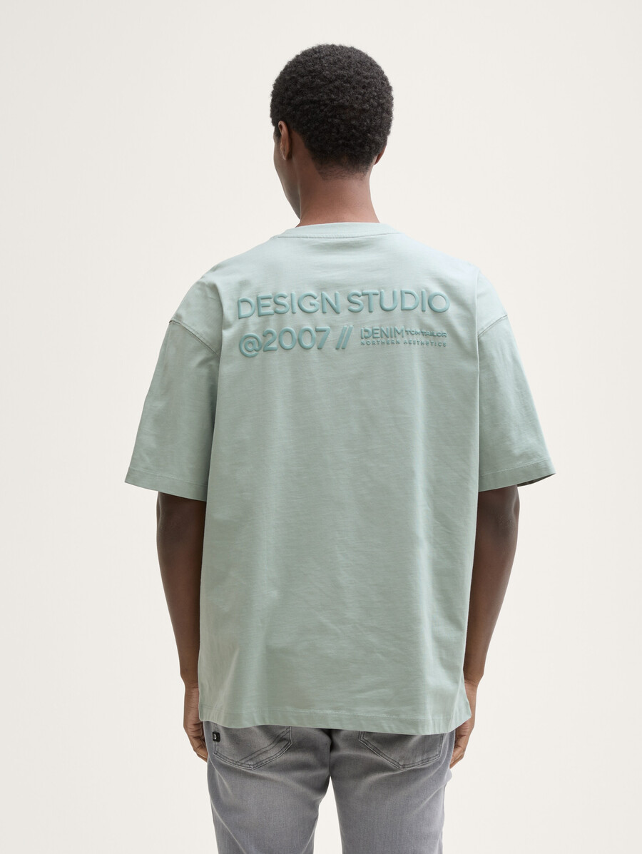 Übergroßes t-shirt mit rückendruck