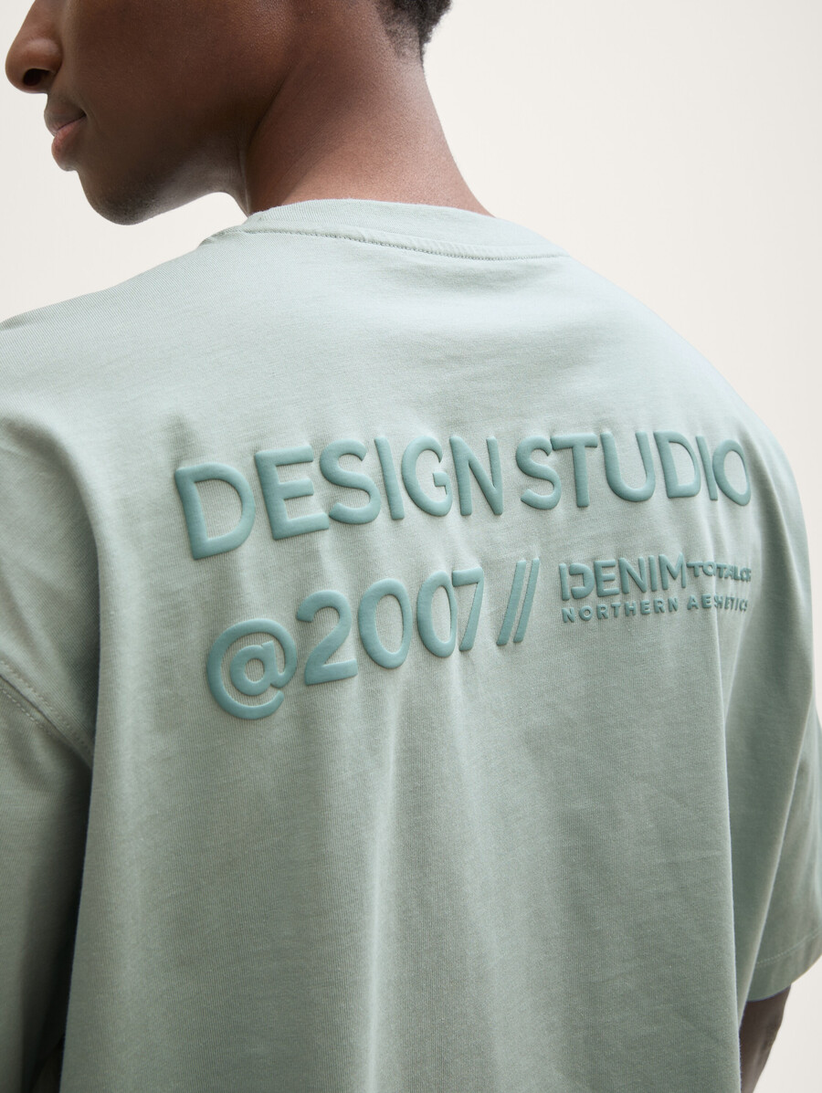Übergroßes t-shirt mit rückendruck