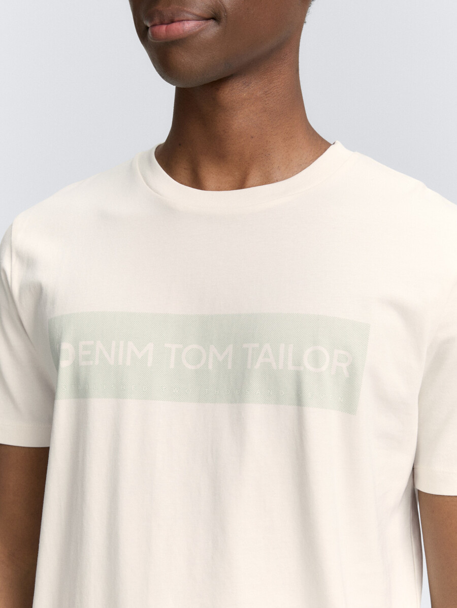 einfaches t-shirt mit logodruck