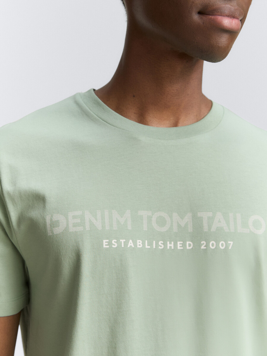einfaches t-shirt mit logodruck