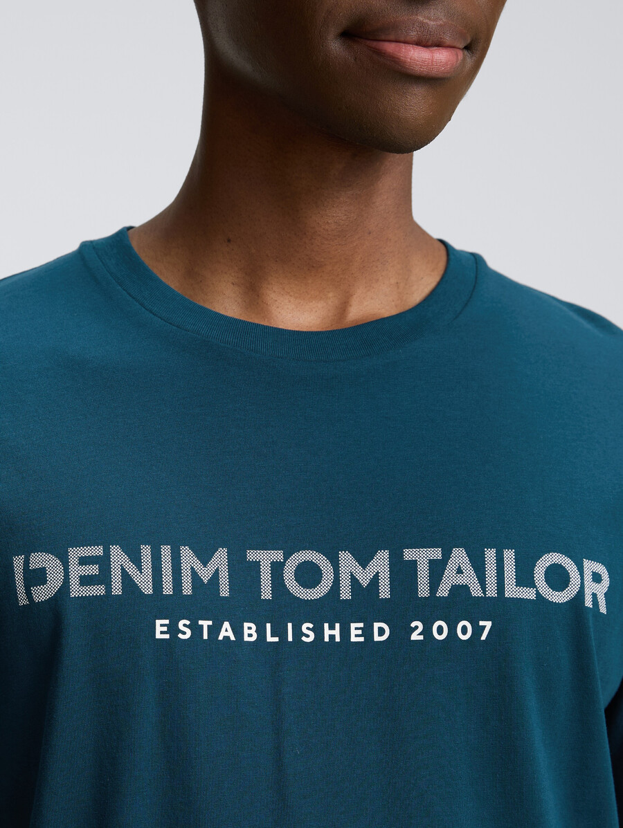 einfaches t-shirt mit logodruck