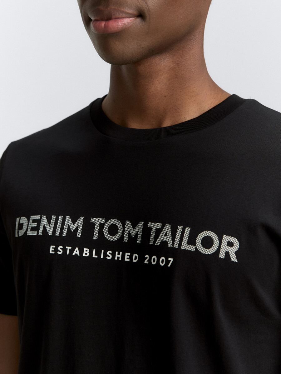 einfaches t-shirt mit logodruck