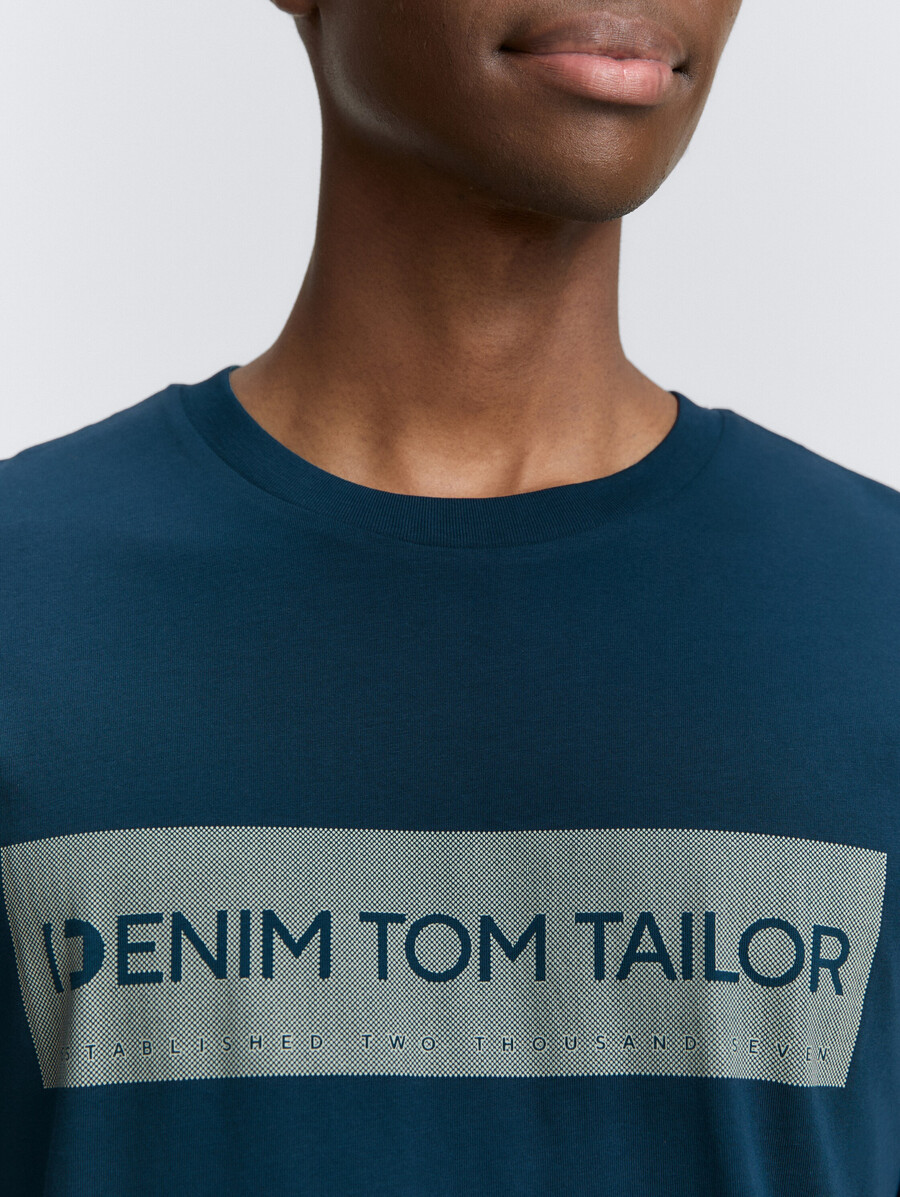 einfaches t-shirt mit logodruck