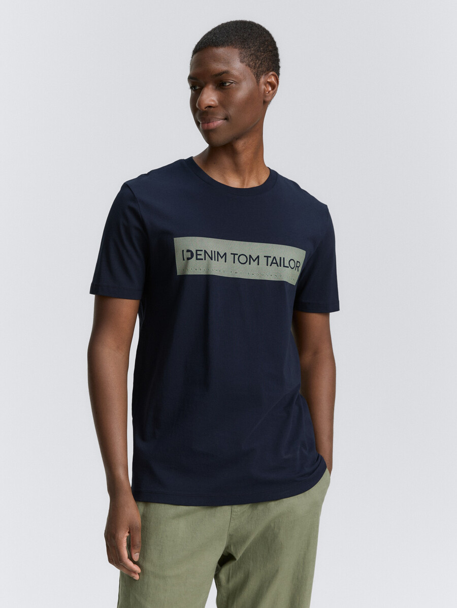 einfaches t-shirt mit logodruck