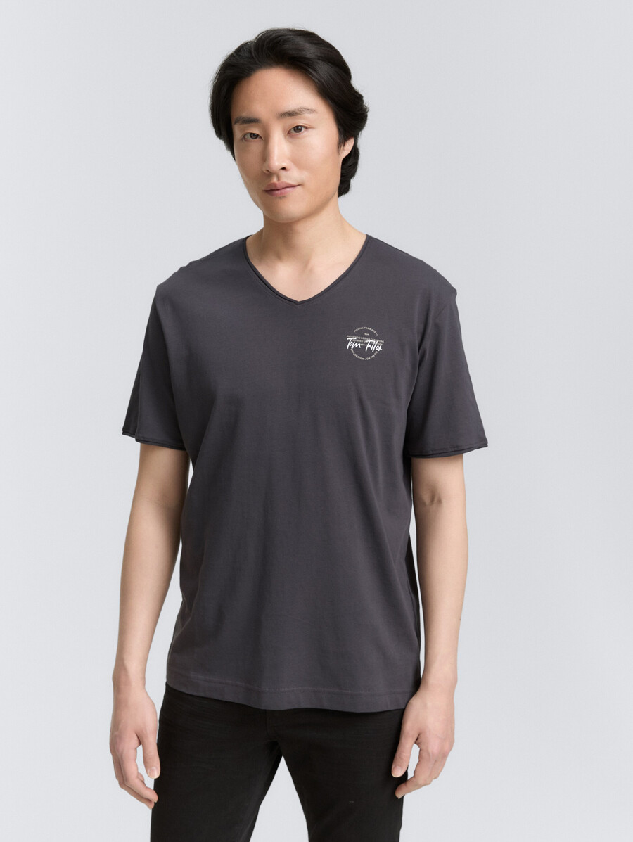 t-shirt mit v-ausschnitt