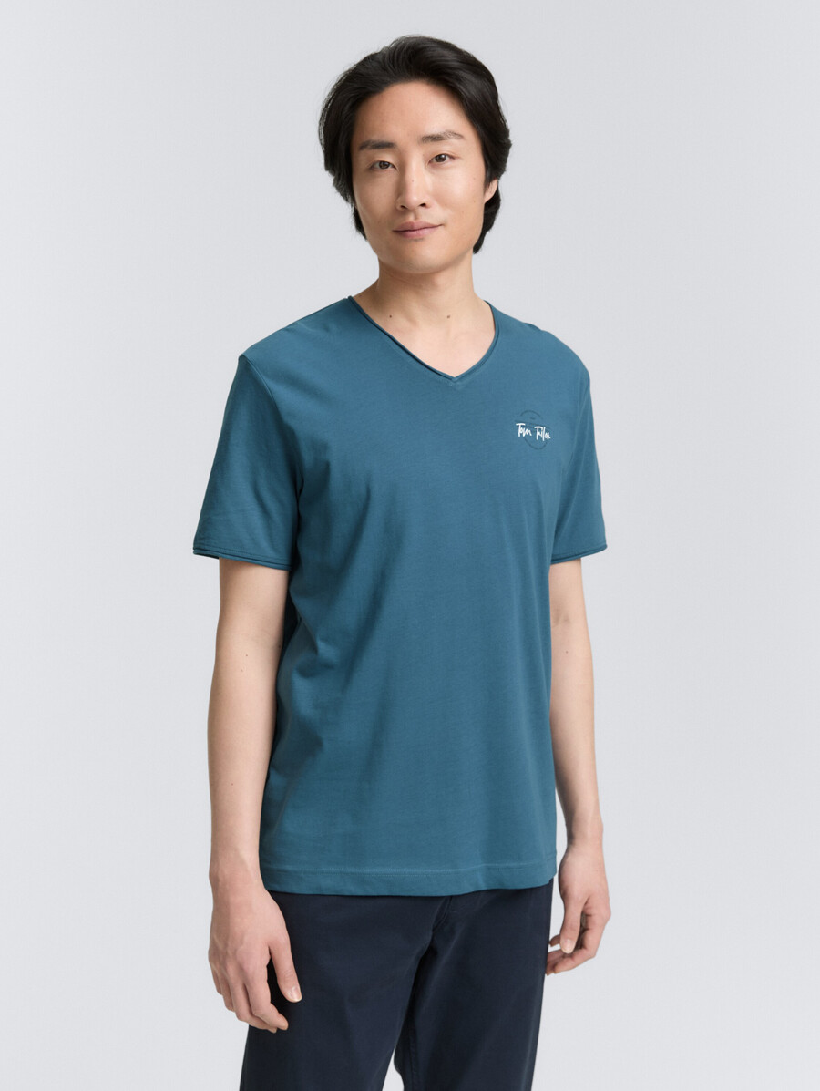 t-shirt mit v-ausschnitt