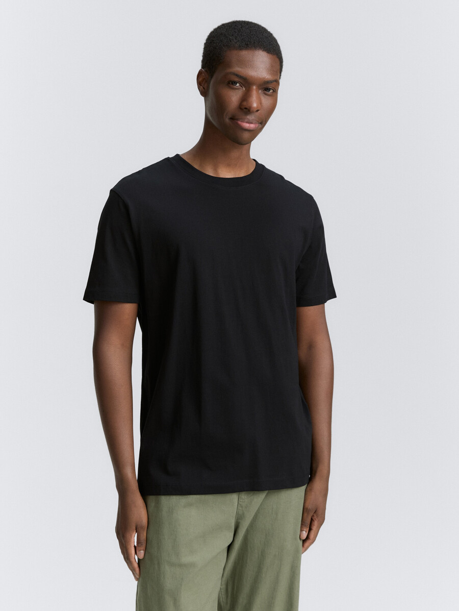 basic-t-shirt in einfarbigen farben