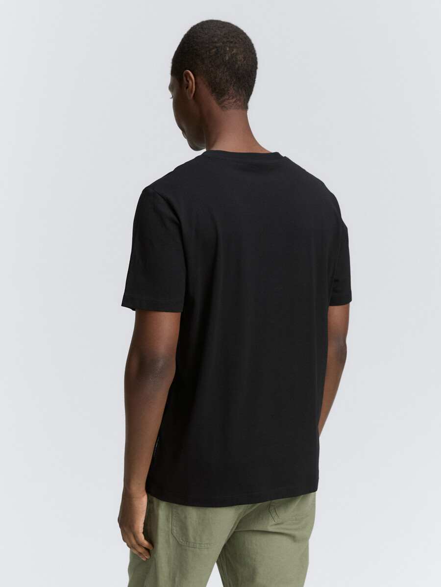 basic-t-shirt in einfarbigen farben