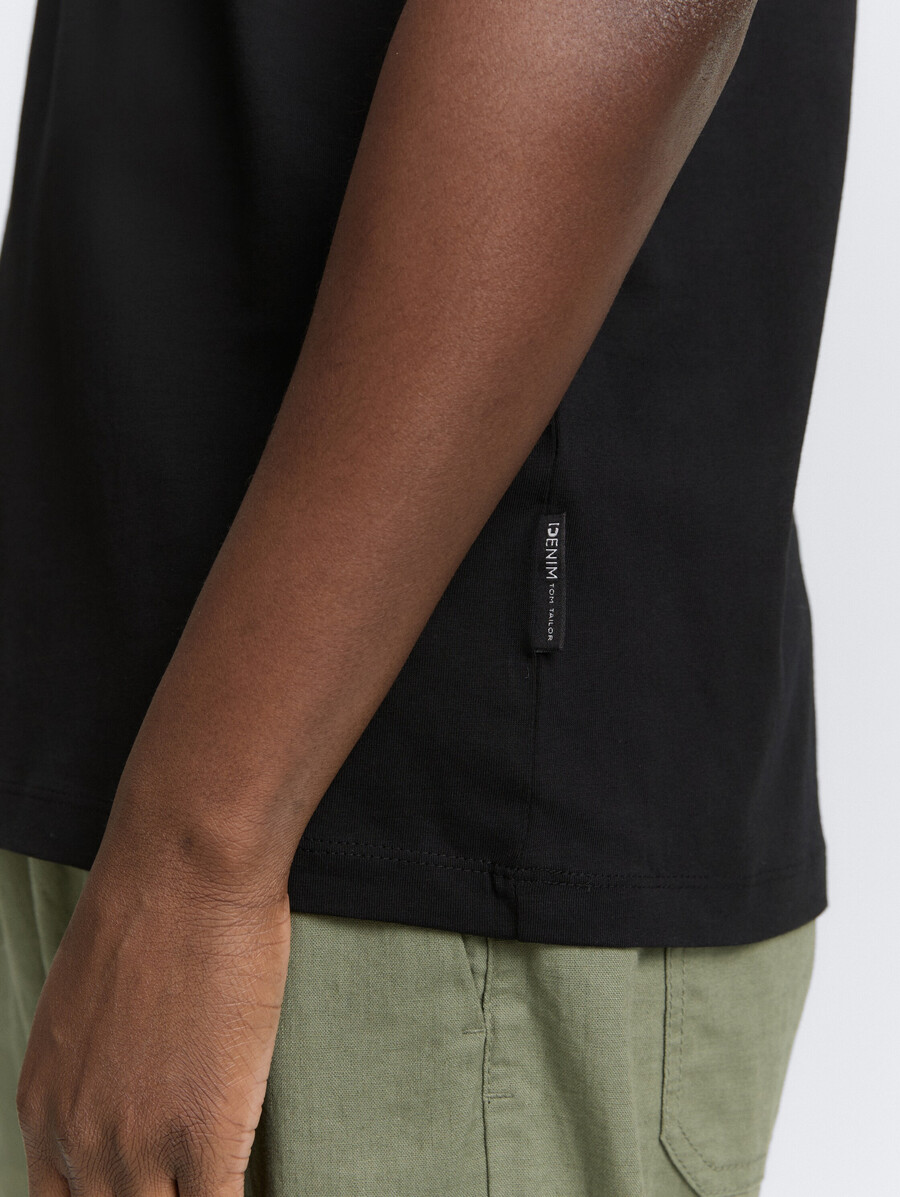 basic-t-shirt in einfarbigen farben