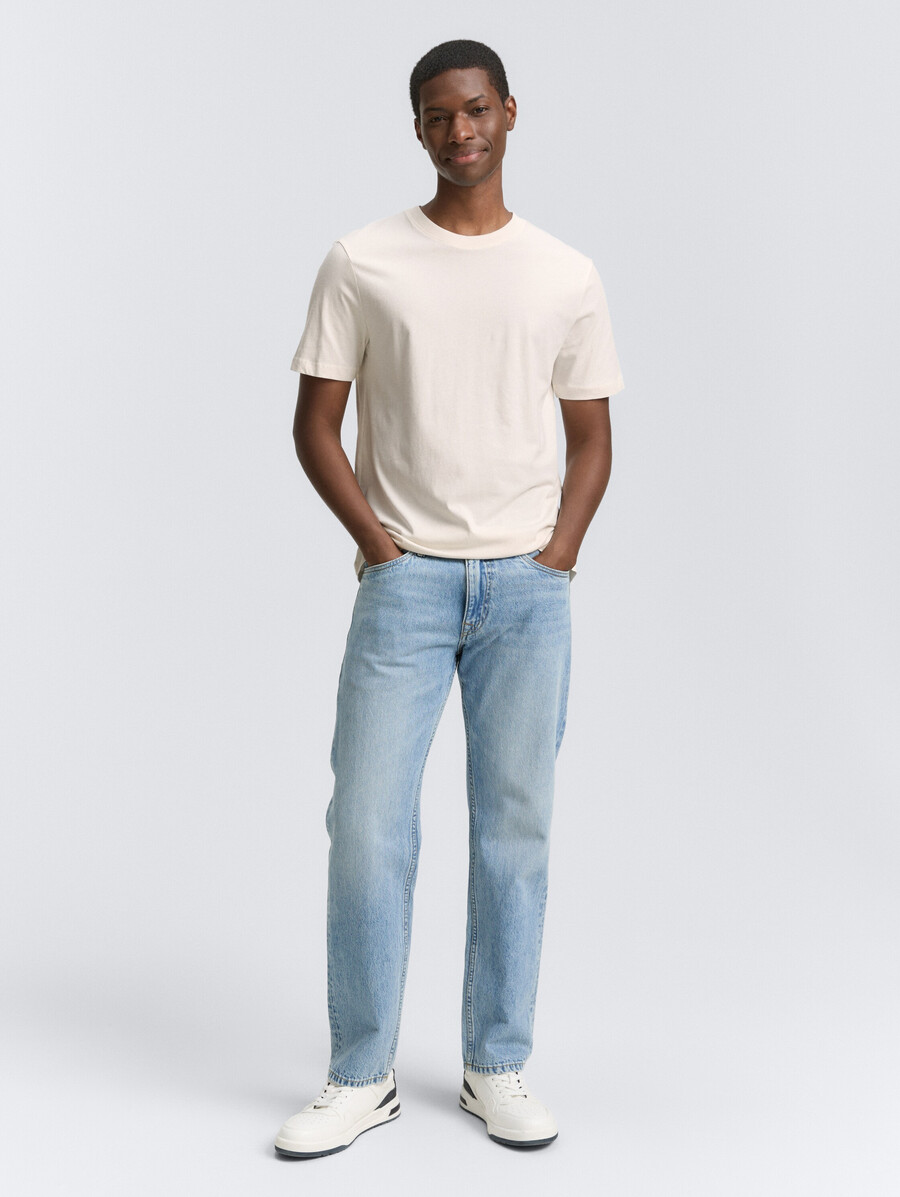 basic-t-shirt in einfarbigen farben