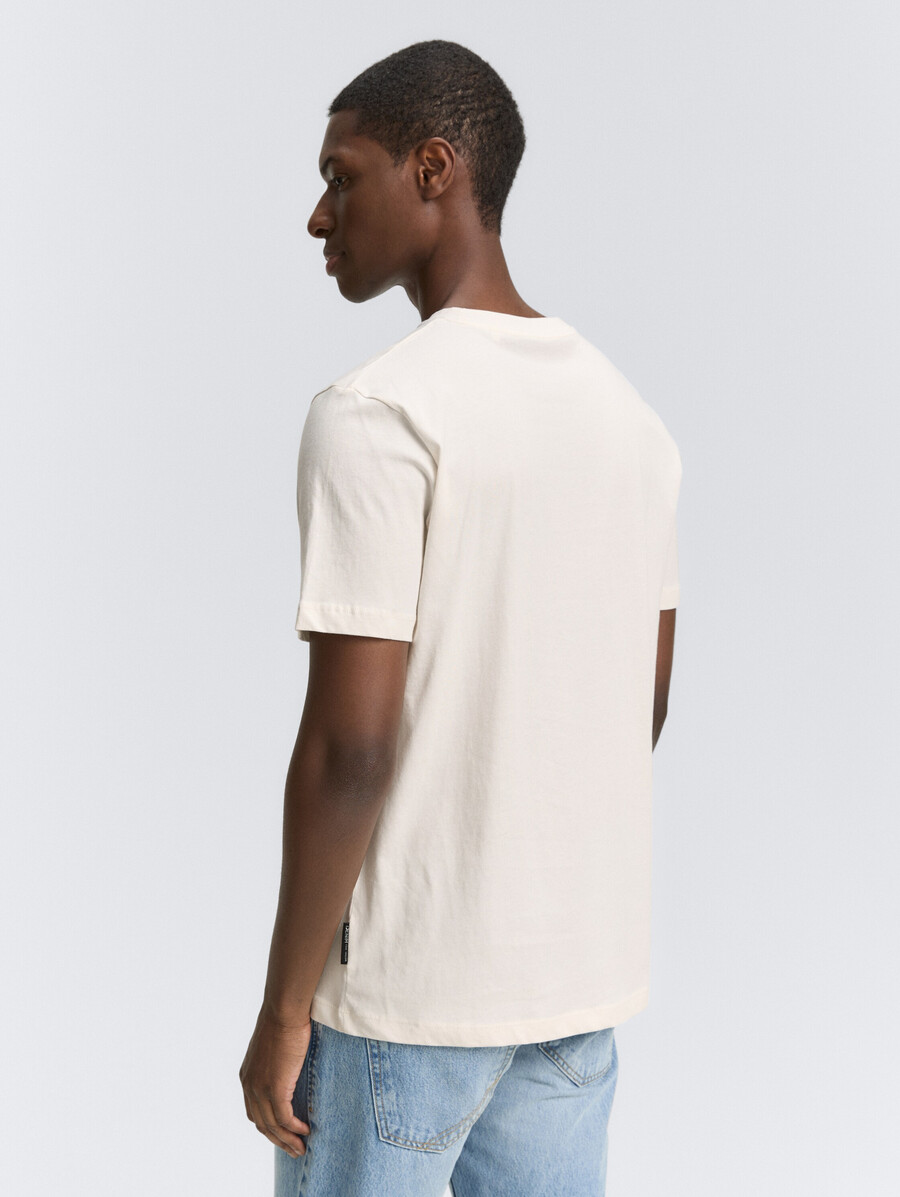 basic-t-shirt in einfarbigen farben