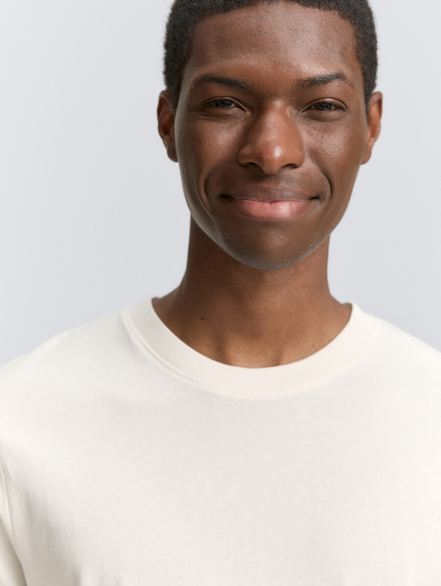 basic-t-shirt in einfarbigen farben