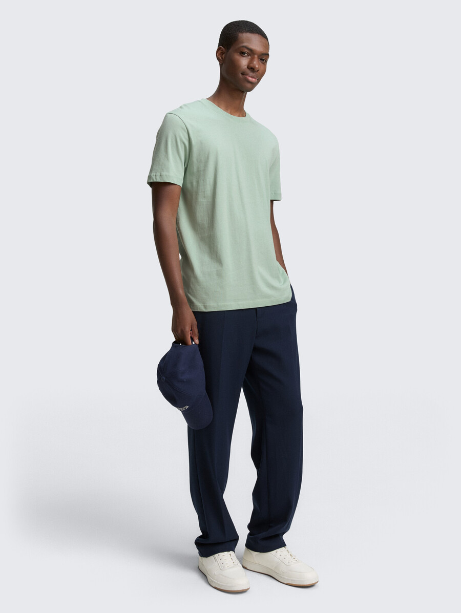 basic-t-shirt in einfarbigen farben