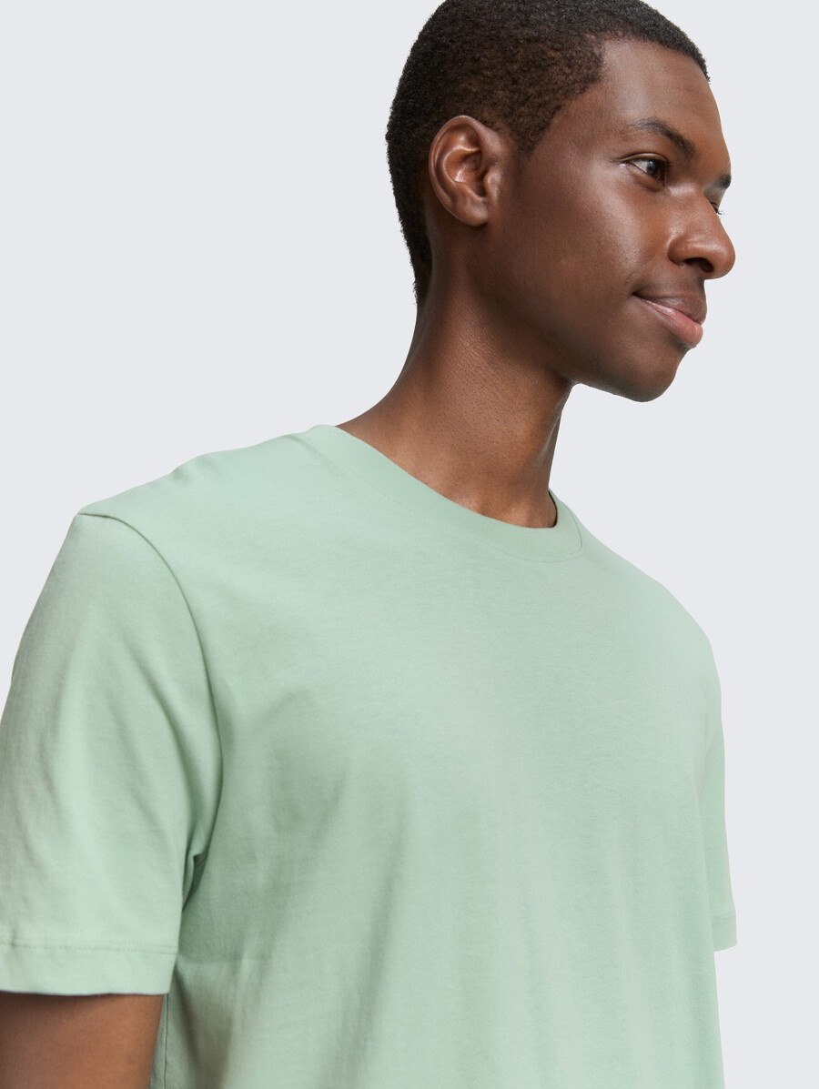 basic-t-shirt in einfarbigen farben