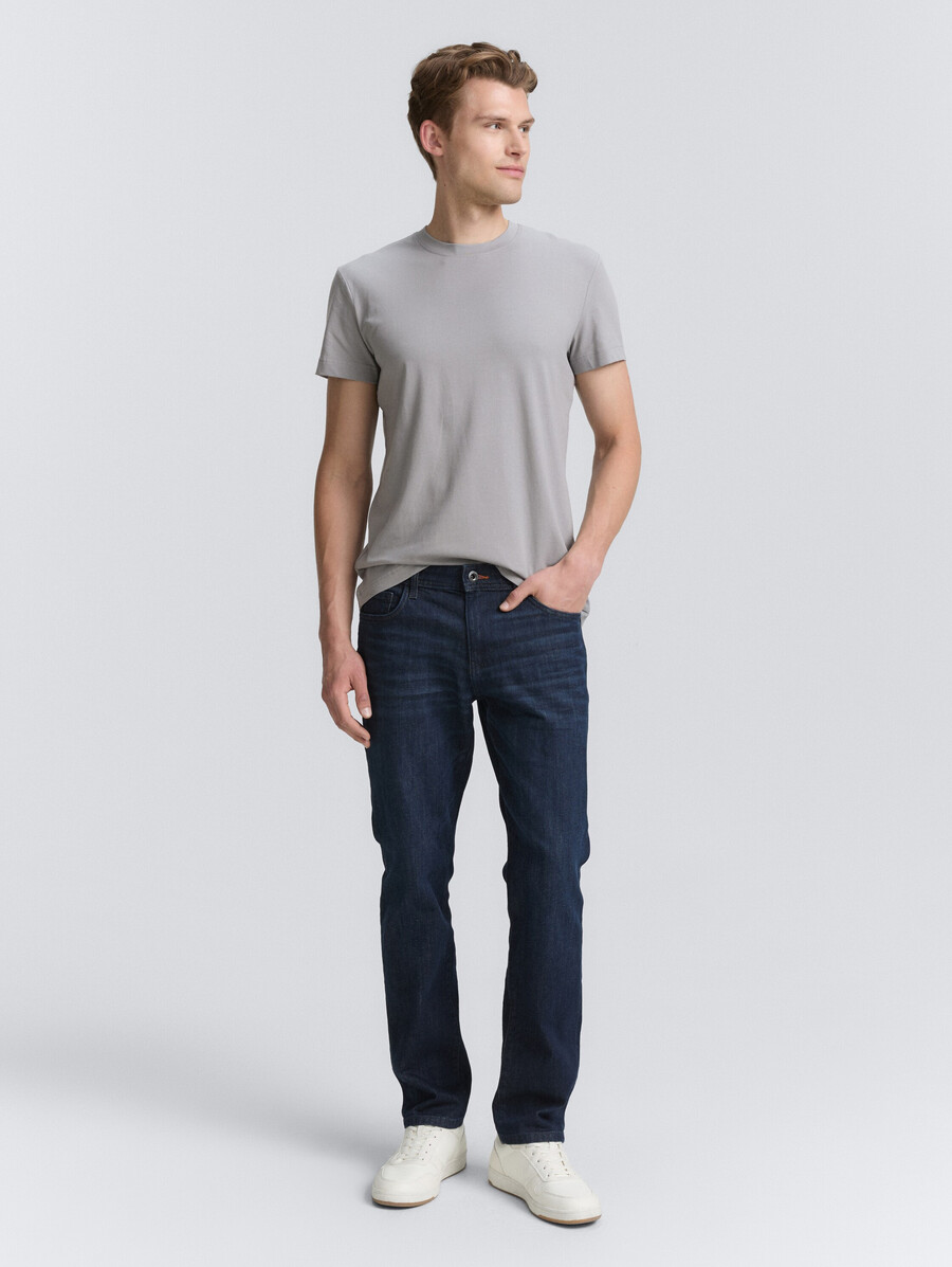 schmal geschnittenes t-shirt mit stretchanteil
