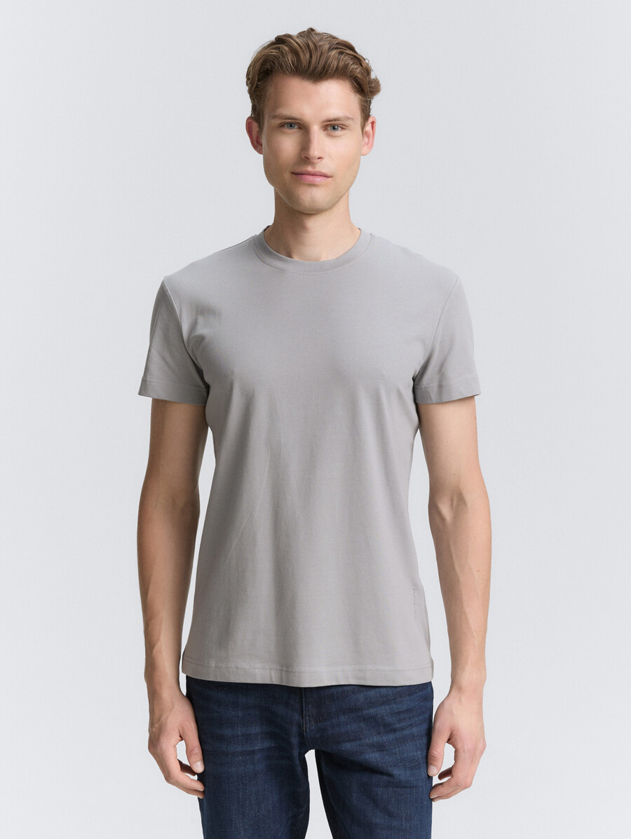 schmal geschnittenes t-shirt mit stretchanteil