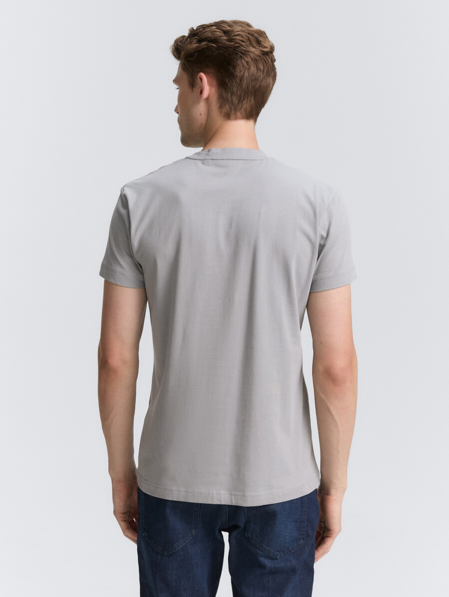 schmal geschnittenes t-shirt mit stretchanteil