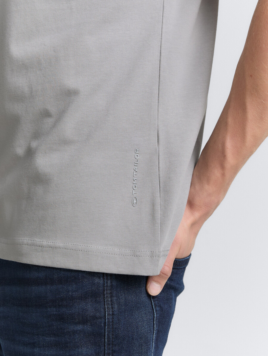 schmal geschnittenes t-shirt mit stretchanteil